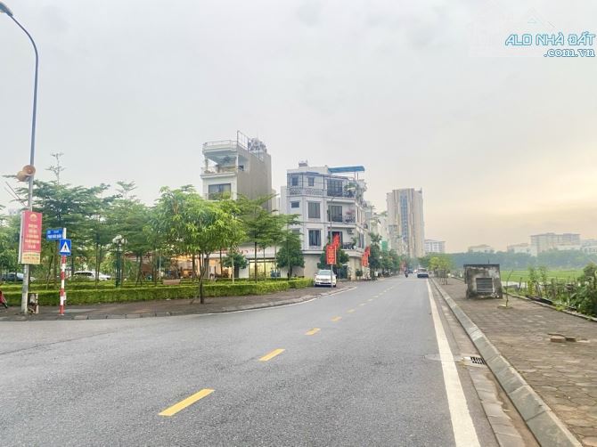 Bán đất Tái Định Cư Giang Biên gần Vincom Plaza, lô góc 2 mặt tiền 90m2, giá nhỉnh 19 tỷ.