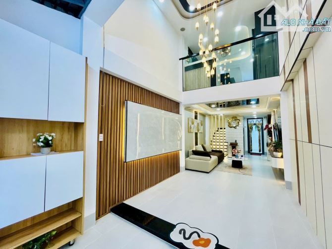 Bán nhà 3 tầng lầu có gara ô tô, 3PN, gần chợ – siêu thị Emart, nhà nở hậu đẹp