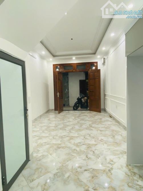 8 TỶ BÉ . BA GÁC ĐỖ CỬA .GẦN Ô TÔ PHỐ KIM NGƯU TRẦN KHÁT CHÂN . 38M .5 TẦNG .3 NGỦ . KHUNG