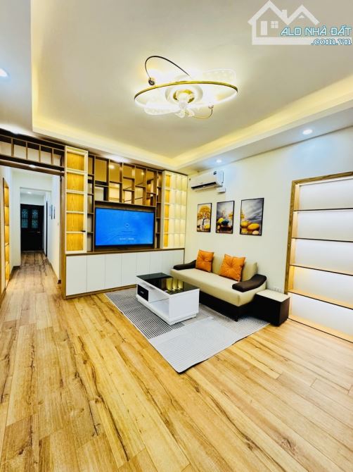 BÁN NHÀ TẬP THỂ TẦNG 2 PHỐ NGUYỄN CÔNG TRỨ - 90M- 3 PN-Ô TÔ ĐỖ CỬA- TÀI CHÍNH  4 TỶ