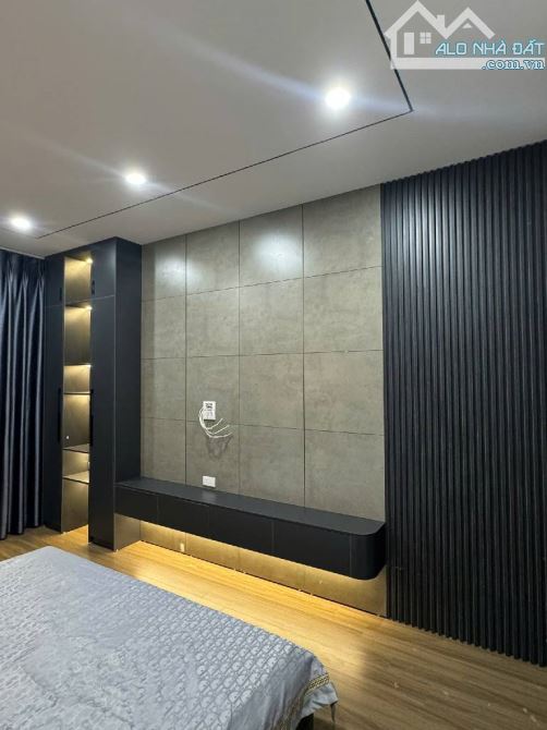 NHÀ ĐẸP GẦN CẦU PHỐ ĐÀM QUANG TRUNG - THANG MÁY HƠN 9 TỶ - 6 TẦNG Ô TÔ ĐỖ CỔNG