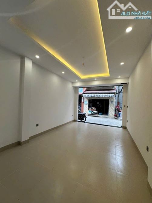 NHÀ ĐẸP - VIỆT HƯNG - LONG BIÊN- DT 64M * 4,5T. MT 4M DÂN XÂY HƠN 13 TỶ XÍU