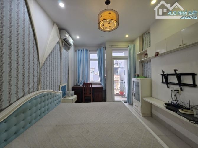 Gấp bán nhà Thủ Đức, giá 9 tỷ, 4 tầng, dt 95m2, cạnh Tô Ngọc Vân.