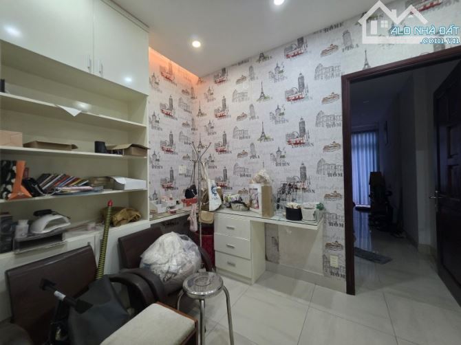 Gấp bán nhà Thủ Đức, 4 tầng, dt 95m2, giá 9 tỷ, gần Mt Tô Ngọc Vân.