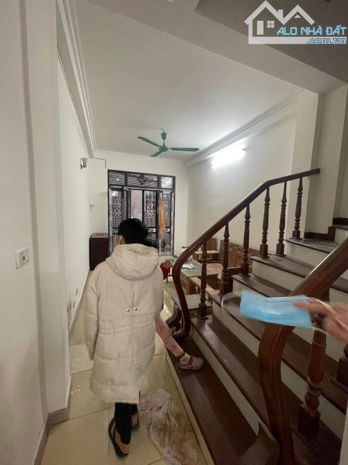 CHO THUÊ NHÀ NGUYÊN CĂN PHỐ BỒ ĐỀ - Ô TÔ ĐỖ GẦN 33M 3T 3PN  GIÁ 8,5 TRIỆU  FULL NỘI THẤT
