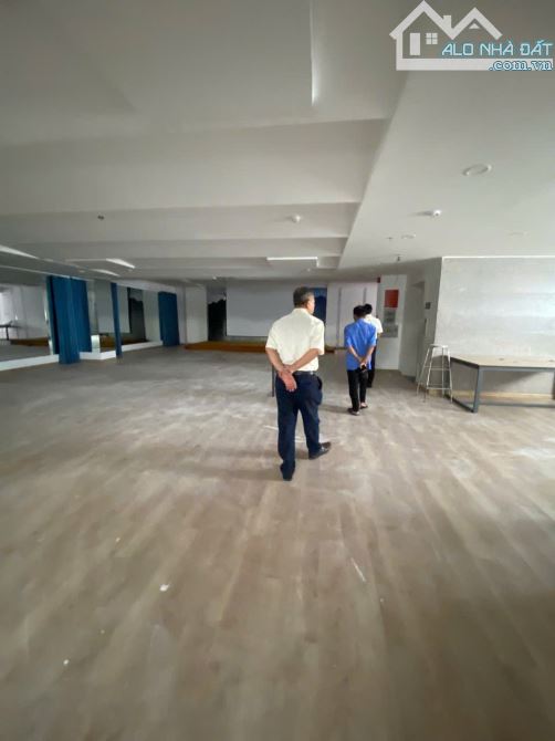 CHO THUÊ TÒA NHÀ TRƯƠNG QUỐC DUNG QUẬN PHÚ NHUẬN. DT: 15X24 KC;HẦM 10 TẦNG GIÁ TỐT.
