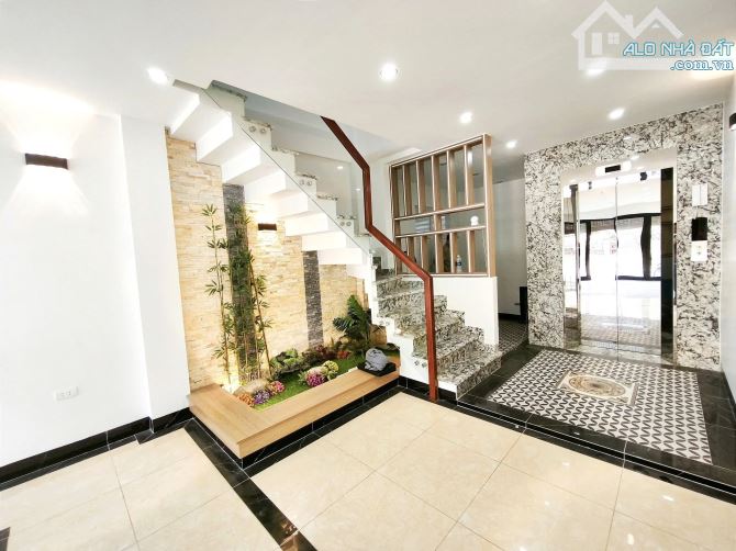 Siêu phẩm Ngô Gia Tự, Nhà 6 tầng thang máy, Gara ô tô, Vỉa hè rộng, 30m ra phố lớn, Sổ đỏ