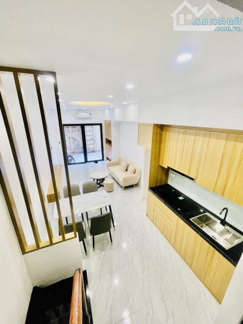 NHỈNH 8t.y - NHÀ MẶT NGÕ - LÔ GÓC - 35m2 x 4 Tầng - CÁCH MẶT PHỐ 60m