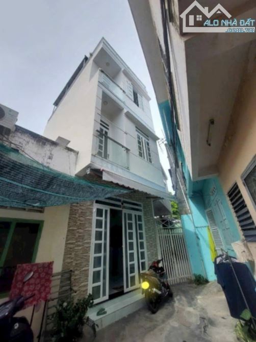 Chủ cần bán nhà 3 tầng ngay hẻm Hà Thanh, cách đường ô tô chỉ 10m.