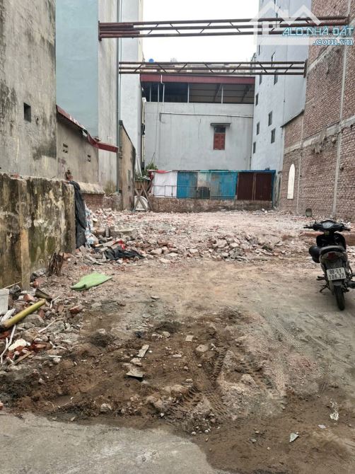 Bán đất mặt phố Lạc Long Quân, 196m giá mềm mại