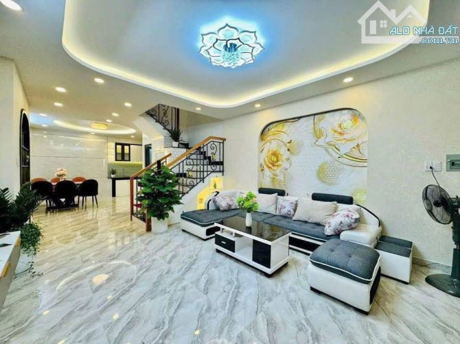 Bán Nhà Lạc Long Quân 40m, 5 Tầng , Ngõ Rộng 3m5, Sát Phố , 3 Thoáng ,Ô Tô Đỗ , Gần Hồ Tây