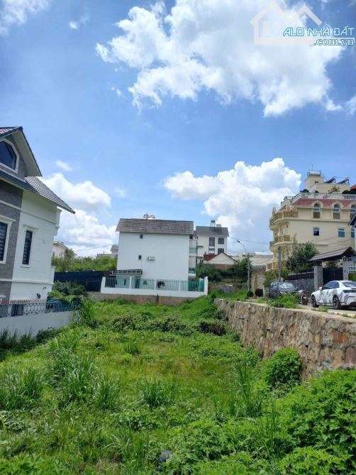 8,9 tỷ sở hữu lô đất góc 2 mặt tiền 213m², đường 8m ,Gần ngay hồ Xuân Hương_Tp Đà Lạt