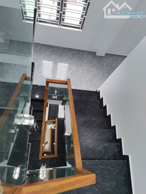 Nhà 4 tầng, xây độc lập, oto đậu cửa,sân bên cạnh rộng tha hò để xe đi bô ra Aeon mall