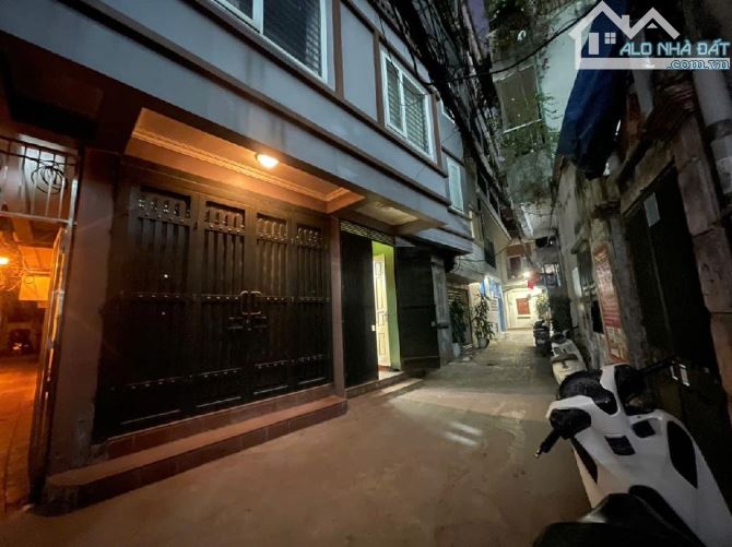 Chủ nhà lớn tuổi chuyển sang chung cư ở cùng con cháu nên bán giá rẻ nhà Cầu Giấy lô góc