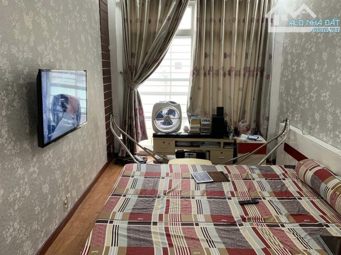 Nhà Q7 giáp Q4, hẻm 5m, 65m2, ngang 4.5m, nở hậu, 4PN, giá 6.9 tỷ