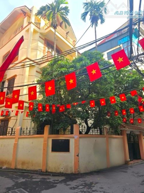 Lô Góc Xuân Thuỷ quận Cầu Giấy 154m2 MT8m Ô Tô Vào Nhà Sân Vườn-Xây toà văn phòng cực đẹp