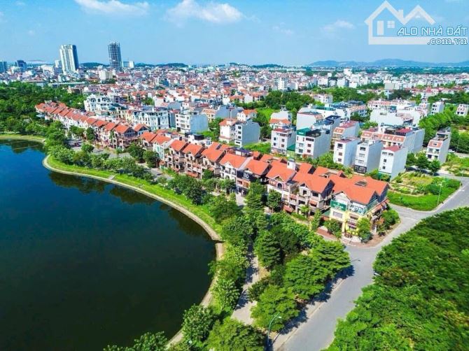 Bán căn Biệt thự Vip nhìn Hồ điều hòa kinh doanh đẹp tại tp BN. ♦️DT 189m2