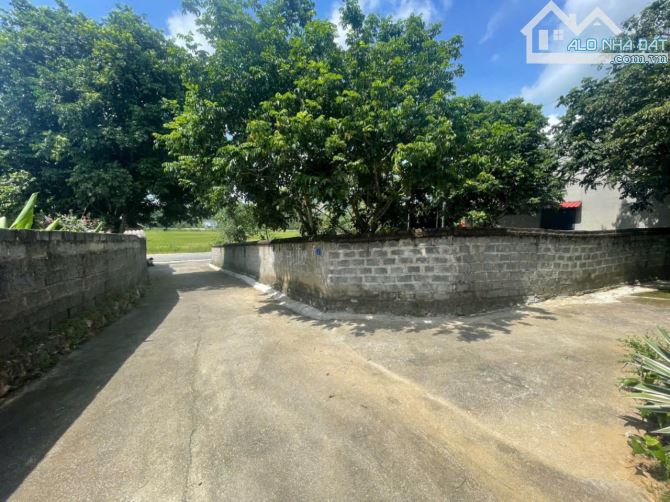 Bán đất Lương Sơn Hòa Bình, 3 mặt tiền view thoáng mát, đường 2 xe tránh.