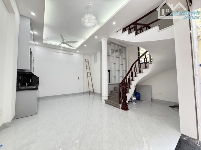 Bán Nhà Trung Tâm Cầu Giấy , 5 Tầng , Mặt Tiền 5,6m , 8,4 Tỷ