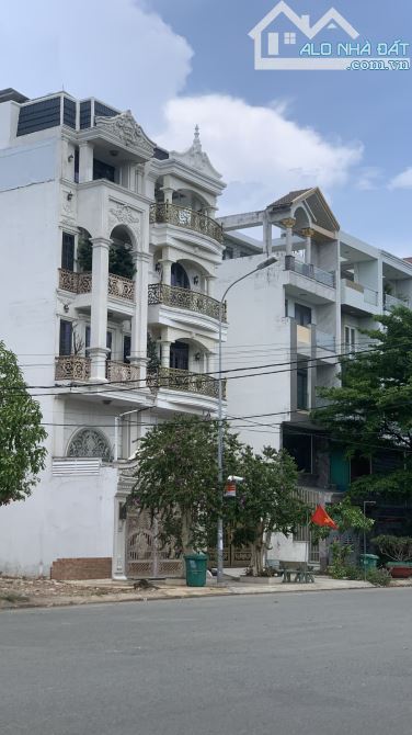 Tòa nhà kinh doanh 4 tầng, đường Tô Ngọc Vân, gần Gò Vấp DT: 8x20m, giá 12 tỷ