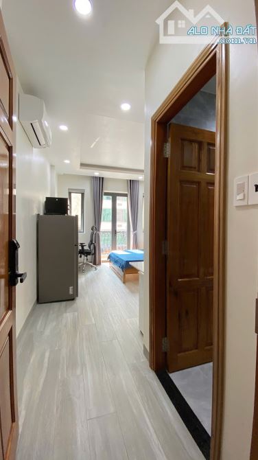 Cho thuê căn hộ ban công, Q1, Đường Trần Hưng Đạo, gần Công Viên 23/9, Cầu Nguyễn Văn Cừ