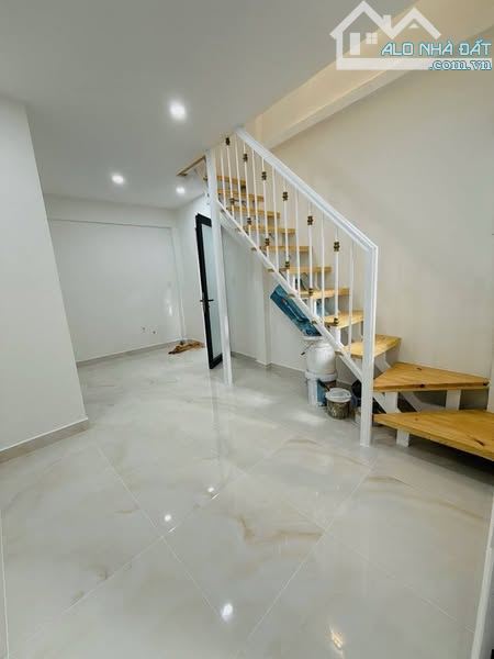 NHÀ ĐẸP ĐINH TIÊN HOÀNG - DTSD 40M2 - 2 TẦNG - HẺM XE HƠI - NHĨNH 3 TỶ -  BÌNH THẠNH .
