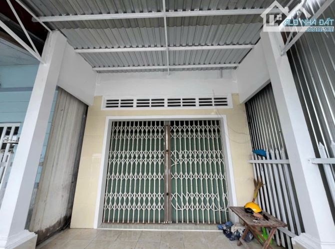 Ông bà về quê nên bán căn nhà 71m2 ở Xã Tân Hiệp - Hóc Môn giá 930 triệu.