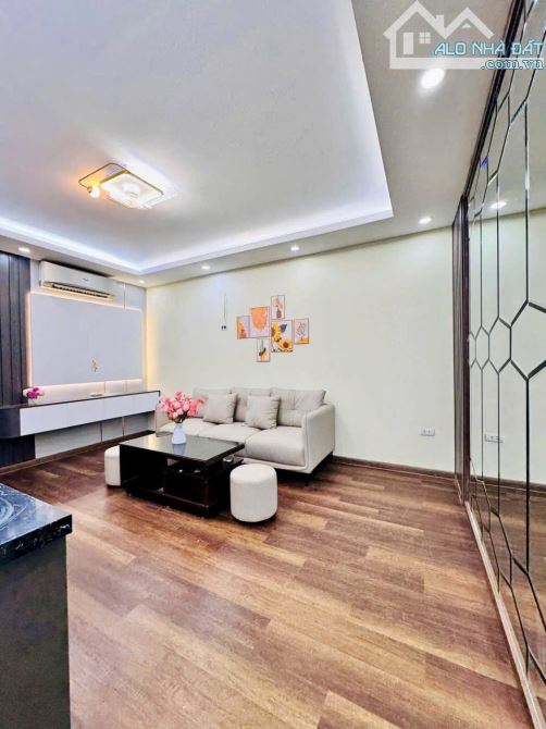 Tập thể tầng 3 lô góc phố Hồng Mai 70m , ô tô chân cầu thang