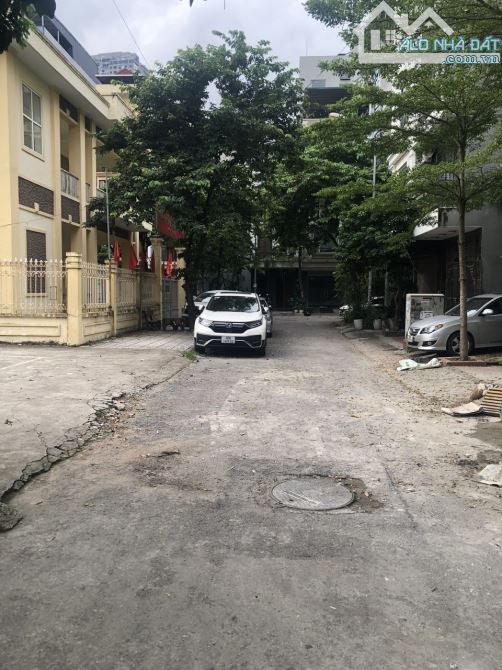 Cho thuê kho xưởng khu đô thị Văn Khê. DT 250m2, MT 10m, điện 3 fa, xe công đỗ cửa giá