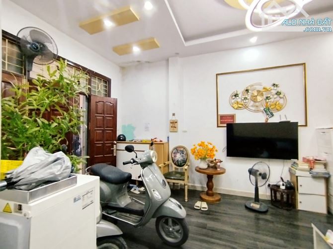 Bán nhà Võ Chí Công Cầu Giấy ngõ nông nhà đẹp trung tâm 3 quận dt 53m 5t mt 8,6m