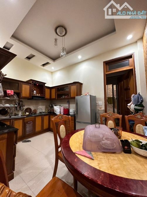 HẠ GIÁ 500 TRIỆU BÁN NHANH 3 CĂN LIỀN KỀ NHÀ MÊ HẺM LỚN NGUYỄN TẤT THÀNH