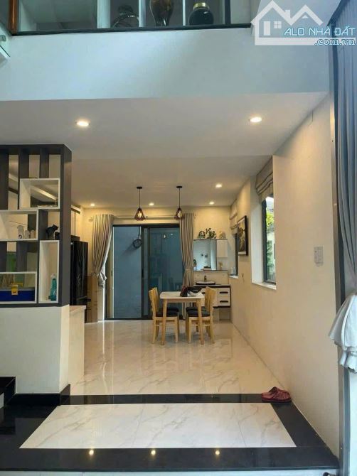 Cho thuê nhà 5 tầng kiệt ô tô Nguyễn Hữu Thọ, Hoà Thuận Tây, Hải Châu. DT 40m2. Giá 15tr