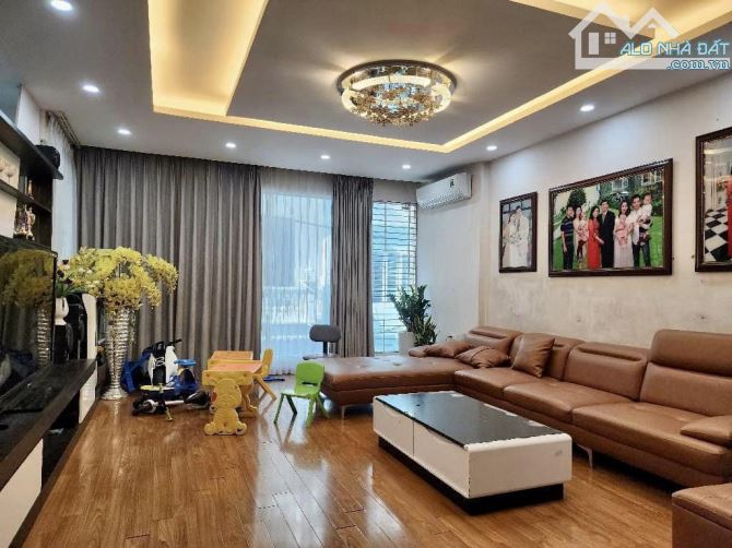 Bán nhà phố Đào Duy Từ, quận Hoàn Kiếm, 3 thoáng, ngõ rộng, 32m2 , MT4m, 5 tầng đẹp.