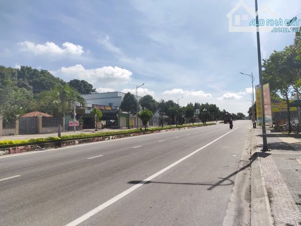 Cần bán lô đất mặt tiền đường Cách Mạng Tháng 8, trung tâm Phú Mỹ, HCM (đường 80)