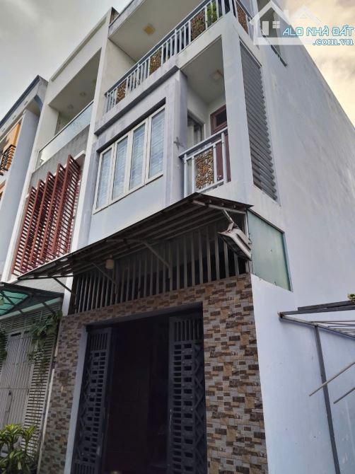 1 CĂN DUY NHẤT NHÀ 3 TẦNG HẺM XE HƠI GIÁP QL 13-GIÁ TỐT 5,8 TỈ