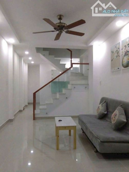 Bán nhà 1 trệt 1 lầu mới đẹp sổ riêng thổ cư gần ngã ba thành,  Trung Dũng