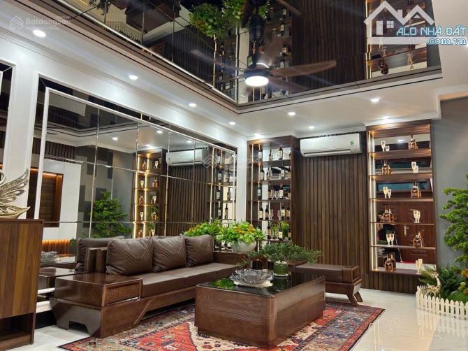 NHÀ ĐẸP KIM MÃ-20M RA PHỐ-THANG MÁY NỘI THẤT SANG TRỌNG 45M x 5 TẦNG KIÊN CỐ  15 TỶ
