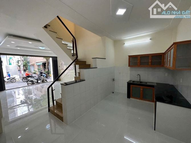 cần bán gấp nhà MTKD 10m ngay trung tâm chợ vải Phú Thọ Hoà - 5x15m - 2 tầng - Giá 7,5 tỷ