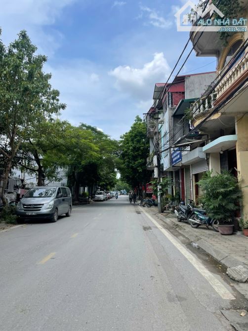 10.99 Tỷ - Bán nhà Đức Giang - Ô tô đỗ cửa - 50m2 - khu dân trí cao - vài bước chân ra phố