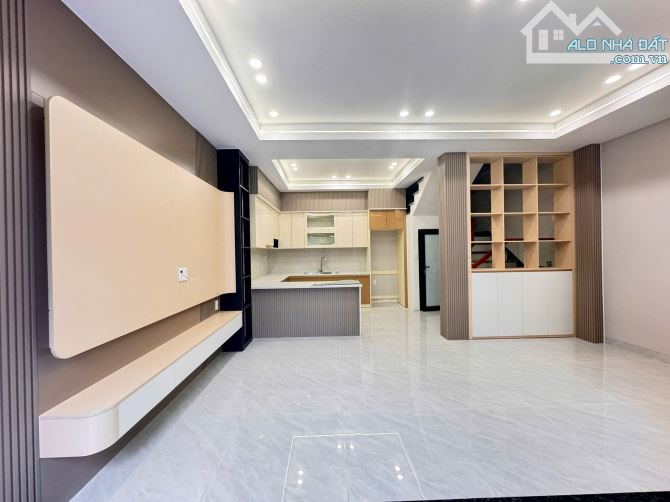 Spcc-Cần bán căn nhà xây mới 4 tầng 339 Miếu Hai xã    Diện tích 42m xây 4 tầng mặt ngõ. Ô