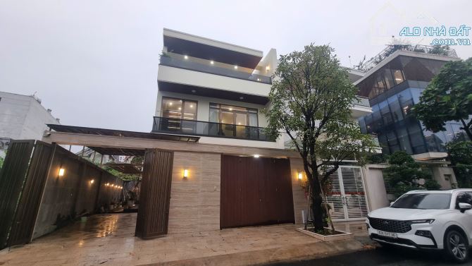 Giảm 65 mạnh về 55 tỷ, Biệt thự rẻ nhất mặt tiền Hoa Lan PN -(7 x20m) 4 lầu HĐT 85TR!!