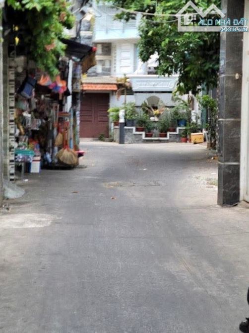 Nhà mặt tiền KD Căn hộ dịch vụ diện tích khủng cạnh ĐH Công Nghiệp Gò Vấp hơn 9 tỷ