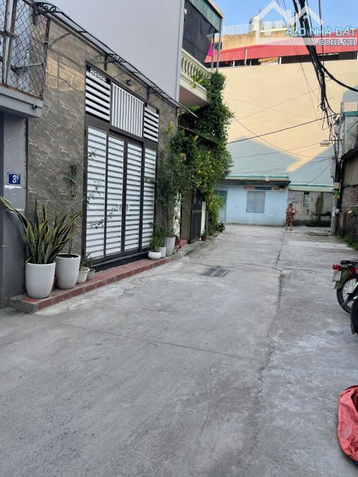 Đất đẹp 100m² cạnh chợ Thạch Bàn, ô tô vào đất – 4 bước ra Cổ Linh, giá tốt