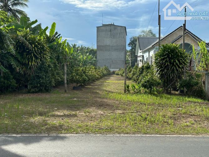 Em cần bán nền mặt tiền quốc lộ 60, đoạn từ Bình Phú hướng về cầu Cổ Chiên, gần đường tuyế