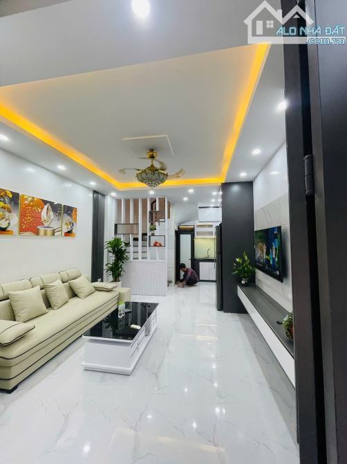 BÁN NHÀ PHỐ QUANG TIẾN, NAM TỪ LIÊM,NHÀ LÔ GÓC,Ô TÔ ĐỖ CỔNG,FULL NỘI THẤT,DT 30M2
