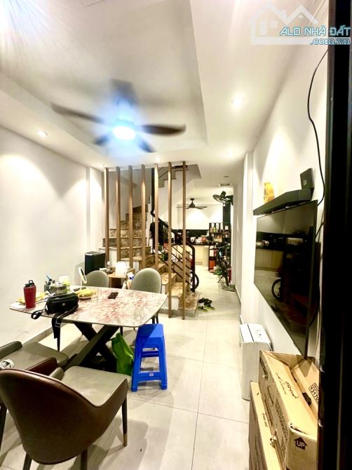 HƠN 5 T , NHÀ DÂN XÂY, CỬA KHOÁ VÂN TAY khung cột chắc chắn. Không Quy hoạch,