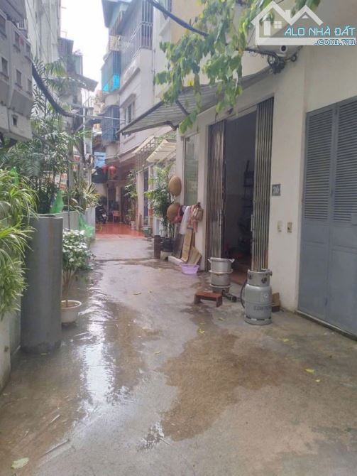 Bán nhà phố Ngọc Lâm, Ngõ to rộng, ô tô 4 chỗ đỗ cổng, vài chục mét ra mặt ô tô t