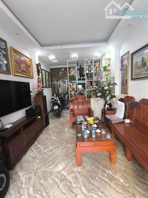 bán nhà ngọc thụy gần công viên -gần chợ- ô tô thông - thang máy - 38m2 - giá chỉ 12 tỷ
