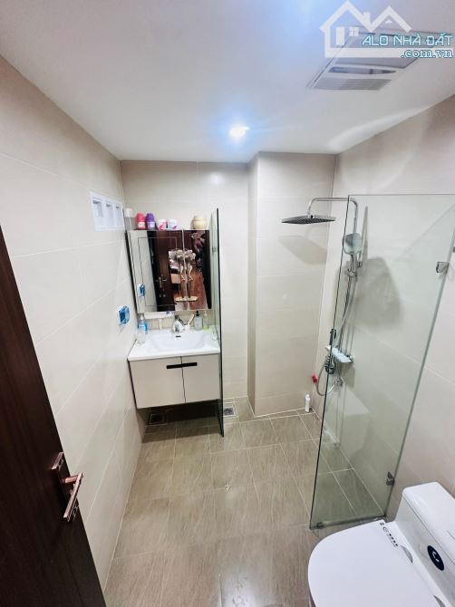 Nhà dân xây giữ gìn, full nội thất, 20m oto 89 Lạc Long Quân, sổ 40m2 dân trí. Giá 12 tỷ - 10