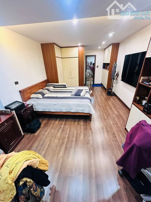 Nhà dân xây giữ gìn, full nội thất, 20m oto 89 Lạc Long Quân, sổ 40m2 dân trí. Giá 12 tỷ - 11